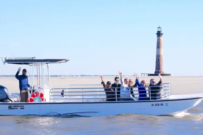 Erlebe eine charleston Öko-bootstour mit meeresluft, entdecke delfine, erkunde den wilden strand von morris island und besuche den leuchtturm aus nächster nähe. mit live-guide & strandpause.