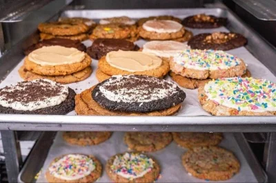 Erlebe hell’s kitchen bei einer geführten food-tour mit japanischem bbq, indischen tacos und klassischen fleischbällchen. inklusive mittagessen, lokalem guide und wasserflasche.