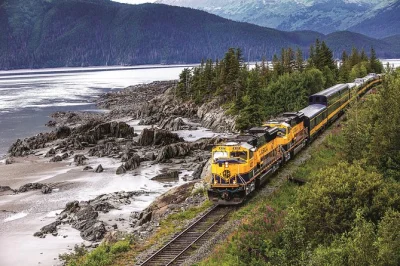 Découvrez la beauté sauvage de l’alaska lors d’un aller-retour en train d’anchorage à seward, avec des histoires locales, des vues sur les glaciers et du temps libre pour flâner au port.