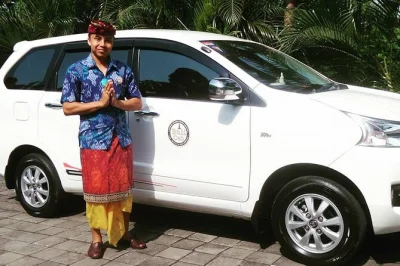 Stressfrei vom hotel zum flughafen bali mit privatem transfer, englischsprachigem fahrer und allen mautgebühren inklusive. einfach buchen, lokale unterstützung garantiert.