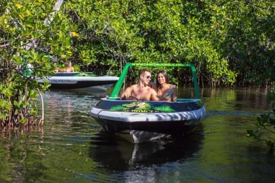 Vivi l’emozione di guidare il tuo motoscafo nella laguna nichupté di cancún, poi fai snorkeling nella barriera corallina maya con una guida locale. tutto l’equipaggiamento e il pick-up in marina