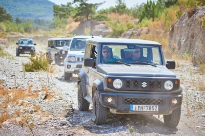 Disfruta la emoción de conducir un 4x4 en rodas, prueba miel casera en una granja local y recorre el túnel de las siete fuentes. incluye recogida en hoteles del norte o alquileres.