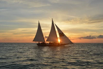 Desfrute de um passeio de schooner ao pôr do sol em key west com open bar, guia local e vista para o fort zachary taylor. inclui bebidas, ponto de encontro próximo e cruzeiro de 2 horas.