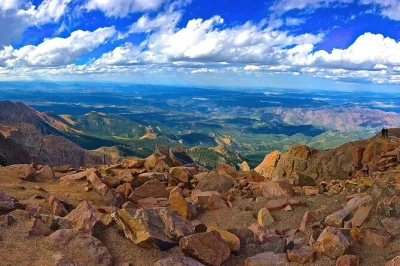 Erlebe pikes peak, erkunde garden of the gods und genieße manitou springs bei diesem kleinen tagesausflug ab denver – inklusive mittagessen und guide.
