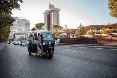 Découvrez madrid en tuk tuk électrique : palais royal, musée du prado et bien plus. chauffeur privé, guide local et prise en charge près du palais royal inclus.