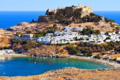 Von rhodos mit dem boot nach lindos, dort die akropolis entdecken und dann in den buchten von anthony quinn und tsambika schwimmen. inklusive badespaß und lokalem guide.