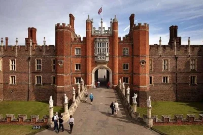 Scopri i segreti di hampton court palace con un tour privato guidato da un’esperta che ci lavora da 18 anni. storie personali, fantasmi e storia su misura per te.