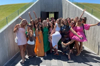 Descubre los sabores del yarra valley en una excursión desde melbourne: vinos locales, fresas frescas, almuerzo gourmet y chocolate australiano. incluye recogida.