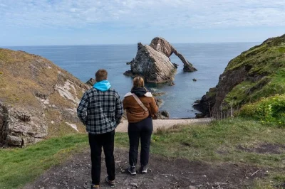 Siente la brisa marina en la bahía de findhorn, pasea por las coloridas calles de cullen y disfruta del whisky de speyside en strathisla. tour en grupo pequeño con guía y transporte cómodo.