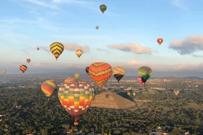 Vuela sobre las pirámides de teotihuacán al amanecer, brinda con vino espumoso en el aire y disfruta un desayuno buffet tras el vuelo. incluye traslado redondo desde ciudad de méxico.