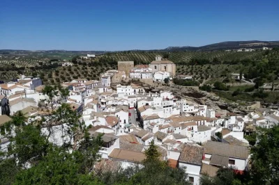 Andalusien entdecken: ruhige gassen in zahara, höhlenhäuser in setenil und die spektakuläre brücke von ronda – tagesausflug ab sevilla mit lokalem guide und flexiblem abholservice.