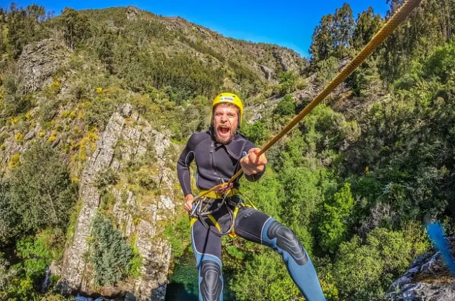Canyoning na Ribeira da Pena: Saltos, rapel e tobogãs naturais