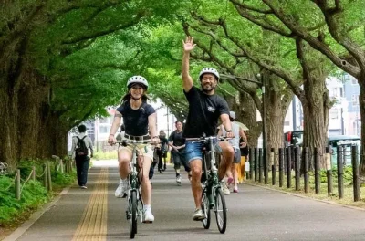 Découvrez tokyo à vélo électrique dès la sortie de votre hôtel, traversez shibuya crossing, yoyogi park avec un guide local. transfert inclus.