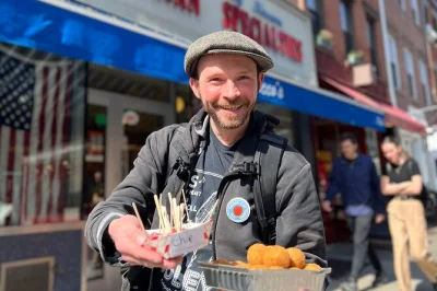 Erlebe das west village in nyc bei einer food tour mit pizza, käse, italienischen klassikern und dem berühmten friends-haus – inklusive verkostungen und lizenziertem guide.