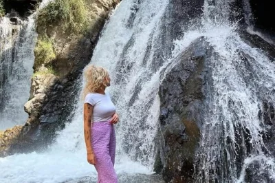 Parti da marrakech, gusta il tè alla menta con i berberi, cammina tra le cascate della valle di imlil e pranza con vista sul monte toubkal. con pick-up e guida locale inclusi.