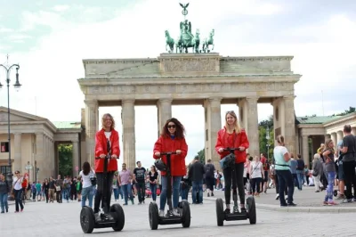 Sinta a história de berlim em um tour de segway—passe pelo portão de brandemburgo, checkpoint charlie e memorial do holocausto com um guia. inclui treino e todo o equipamento.