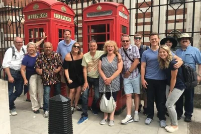 Scopri la leggendaria fleet street a londra con un tour privato tra pub storici, assaggia gin d’epoca, ascolta storie curiose e termina vicino a covent garden con una guida locale.