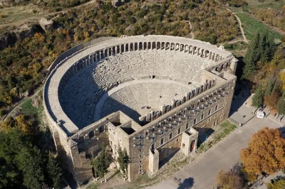 Entdecke die römischen ruinen von perge, spüre die akustik im aspendos theater, schlendere durch die tempel von side am meer und genieße den manavgat wasserfall. inkl. abholung und mittagessen.