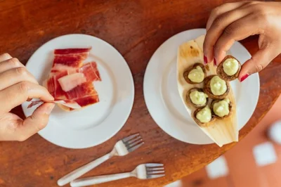 Scopri i sapori di siviglia con un tour privato tra 10 degustazioni, una passeggiata a triana e la visita al museo dell’inquisizione. guida locale e opzioni vegetariane incluse.