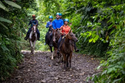 Découvrez la forêt tropicale d’arenal à la fortuna à cheval, traversez un pont suspendu, nagez sous la cascade et rencontrez les maleku. transfert hôtel inclus.