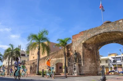Erlebe santo domingos herz bei einer geführten radtour durch die colonial zone, entlang der meermauern und lebendigen plätze. inklusive guide, wasser und einfachem startpunkt.