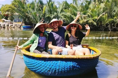 Découvrez le village de cam thanh en bateau panier, initiez-vous à la pêche locale et cuisinez chez m. cu. transfert, déjeuner et guide inclus.
