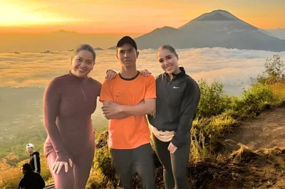 Descubre bali con una caminata al amanecer en monte batur, disfruta un desayuno sencillo en la cima y relájate con traslado incluido. guía local te acompaña.