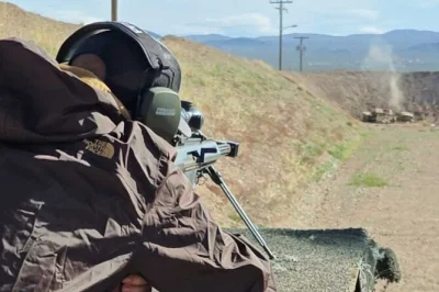 Erlebe den nervenkitzel auf einem privaten schießstand in der mojave-wüste bei las vegas, feuere legendäre .50 kaliber waffen mit einem ex-militär-guide ab und genieße ein mittagessen inklusive h