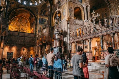 Visita la basilica di san marco senza fare la fila, ascolta le storie di una guida veneziana e scegli il giro in gondola per vedere venezia da un’altra prospettiva. tutti i biglietti inclusi.