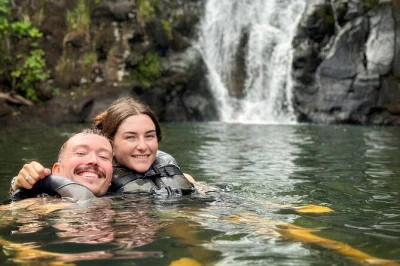 Oahu entdecken: frischer hawaiianischer kaffee, baden am waimea-wasserfall, essen an den north shore food trucks und besuch im byodo-in tempel – kleine gruppe mit abholung inklusive.