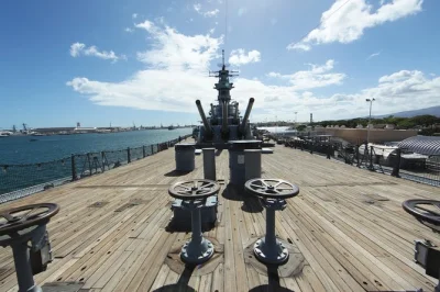 Visita pearl harbor, cammina sul ponte dell’uss missouri e rendi omaggio al memoriale arizona. include il pick-up dagli hotel di ko olina.