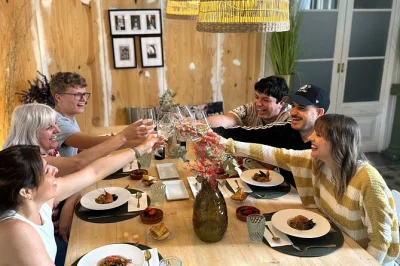 Explore o mercado la boqueria em barcelona, aprenda a fazer paella de frutos do mar com um chef, prove 10 tapas com vinho e desfrute de um almoço em um apartamento histórico.