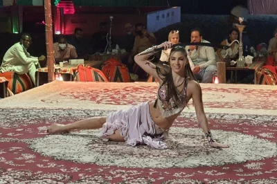 Découvrez l’adrénaline du dune bashing dans les dunes rouges de dubaï, testez le sandboard, admirez le coucher de soleil et partagez un dîner bbq sous les étoiles avec des spectacles en direct.