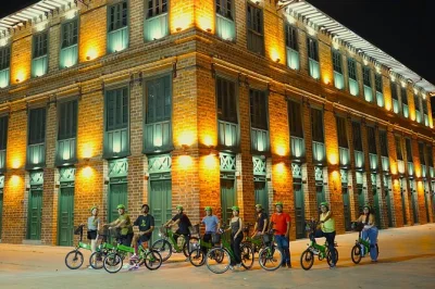 Siente la energía de medellín de noche con un tour en bici por miradores, snacks locales y un guía que conoce todos los atajos. incluye bici, casco y paradas para comida callejera.