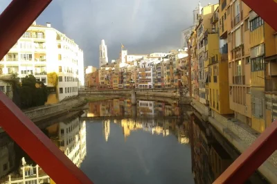Descubra girona pelas ruas medievais, atravesse a ponte de ferro de eiffel e ouça lendas com guia local. grupo pequeno e ponto de encontro fácil.
