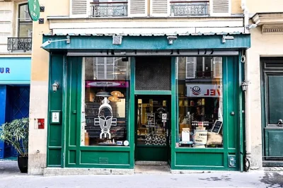 Découvrez le paris noir avec un guide local, entre cafés mythiques, quartiers animés, librairies engagées et un repas africain convivial. inclus pass métro et petit-déjeuner.
