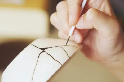 Workshop de kintsugi em Shinjuku: Repare e decore seu prato com ouro