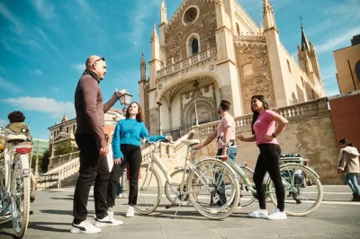Découvrez madrid à vélo vintage : plaza mayor, palais royal, marché san miguel avec un guide local, petit groupe et tout l’équipement inclus.