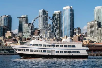 Erlebe seattle vom wasser aus: 1-stündige hafenrundfahrt mit live-kommentar, beeindruckender skyline und nahen blicken auf stadtikonen. mit sitzplätzen und bordtoiletten.