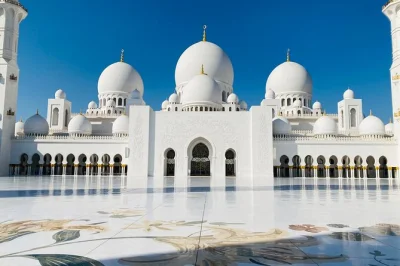 Descubra abu dhabi em um tour privado de meio dia — visite a mesquita sheikh zayed, emirates palace, yas island e heritage village com transporte flexível.