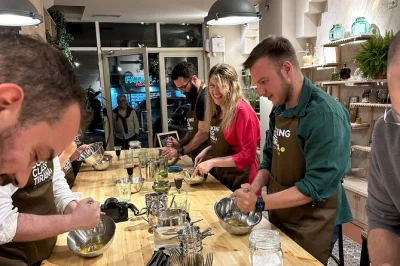 Siente el alma de tirana en una clase práctica de cocina albanesa con degustación de raki, vino casero ilimitado y relatos de un chef local. incluye almuerzo y cena.