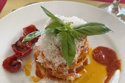 Comece sua aula de culinária em roma com um passeio pelo mercado, aprenda a fazer massa fresca e tiramisu com chefs locais. inclui almoço, vinho e aula prática.