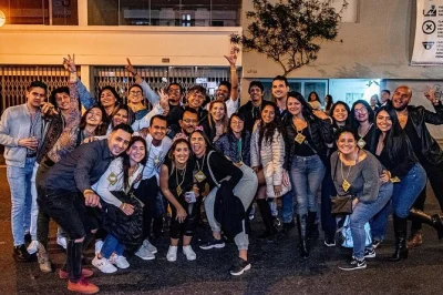 Descubra a vida noturna de miraflores em lima com bar crawl: shots grátis, jogos em grupo, descontos exclusivos em drinks e entrada vip em clube.