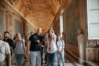 Explore os museus do vaticano e a capela sistina com entrada sem fila, grupo pequeno e guia especialista. inclui fones e todos os ingressos.