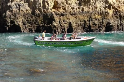 Sinta a brisa do mar em um passeio de barco em lagos pelas grutas da ponta da piedade, com praias escondidas, histórias locais e guia amigável. equipamento de segurança e equipe multilíngue inclus