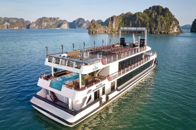 Erlebe halong bay auf einer diamond 5-sterne kreuzfahrt mit höhlenbesuch, titop insel, kajakfahren und buffet. inklusive abholung in hanoi und englischsprachigem guide.