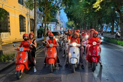 Erlebe hanoi bei nacht auf einer vespa food tour mit weiblichen ao dai fahrerinnen, genieße lokale spezialitäten, überquere die long bien brücke und erlebe den zug hautnah – inkl. abholung.