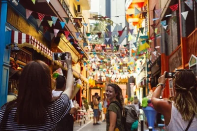 Descubre los barrios creativos de atenas en un tour privado a pie. sube a strefi hill, explora las calles vibrantes de psirri y visita espacios de arte local con guía experto y ruta flexible.