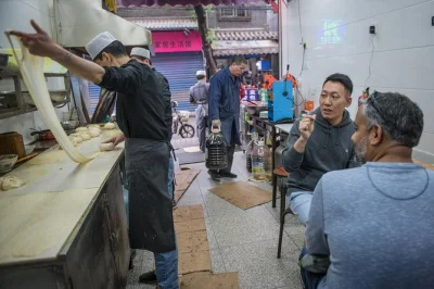 Jump into xi’an’s alleys by tuktuk, tasting family recipes, chatting with locals, and ending at the city’s only craft brewery. includes dinner, drinks & guide.