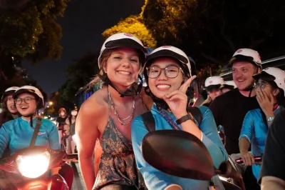 Découvrez saigon la nuit à moto avec une guide locale, dégustez de vrais plats de rue et explorez des coins secrets. prise en charge à l’hôtel et dîner léger inclus.